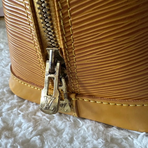 🥳HOST PICK🥳 Vintage Louis Vuitton Yellow Epi Leather Alma PM - Picture 6 of 16